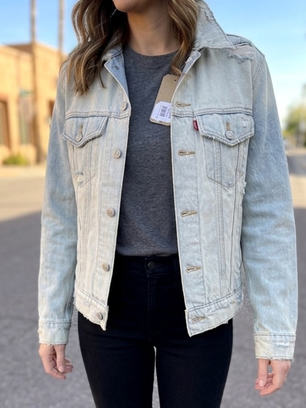 Levi’s Women’s Light Wash Distressed Denim Trucker Jacket NWT